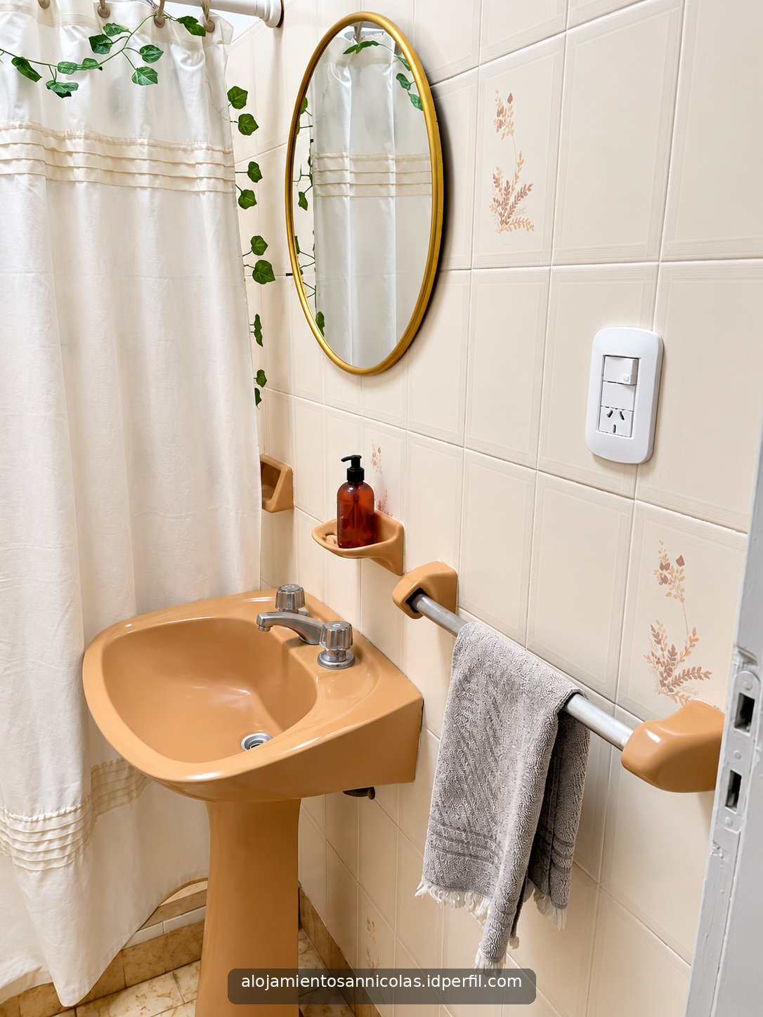 Baño con lavatorio y ducha